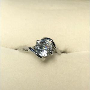 Certified GRA 1.0ct Moissanite Round